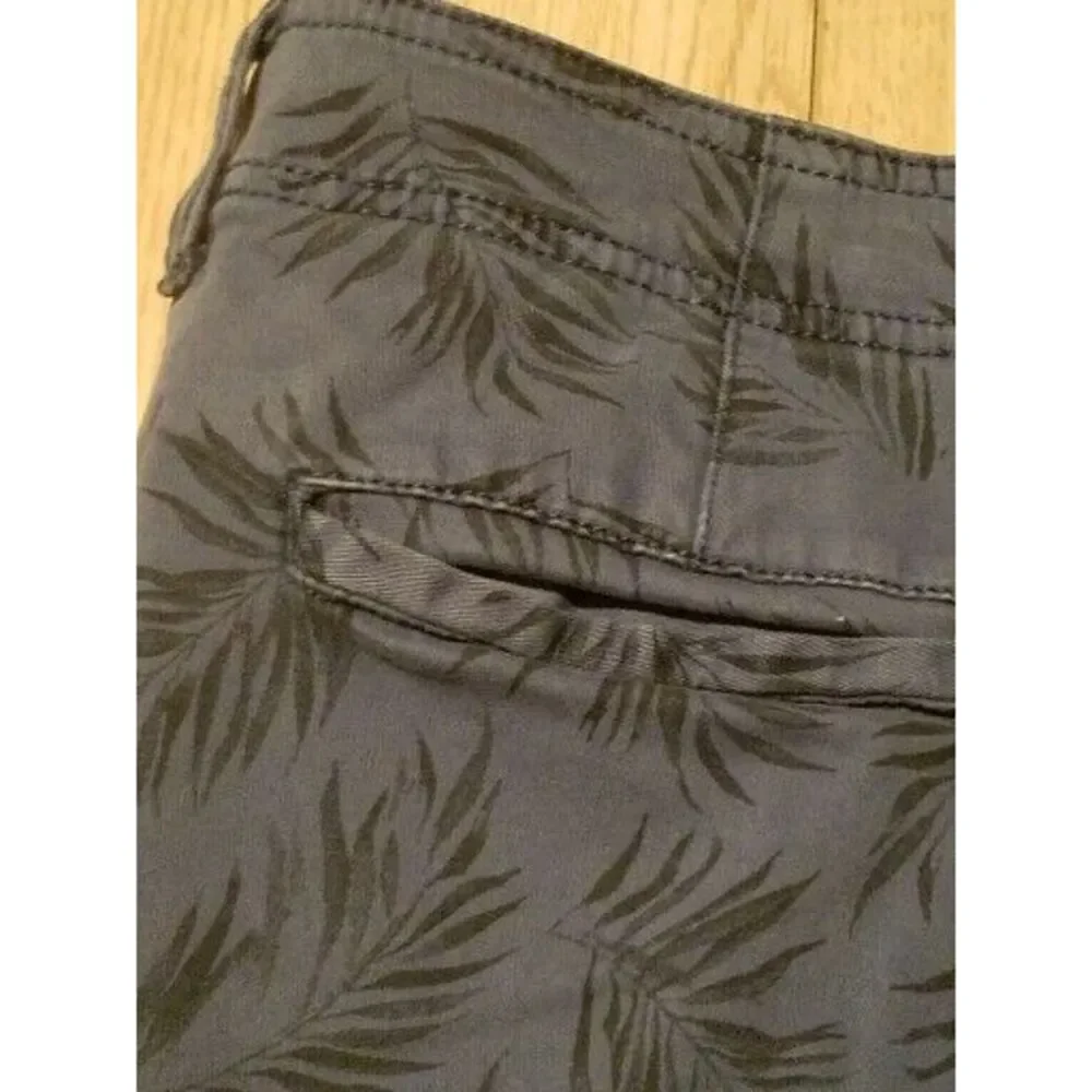 Lucky Brand‎ Chino Shorts Mens Size 33 Blue Leaf AOP EUC RN# 80318